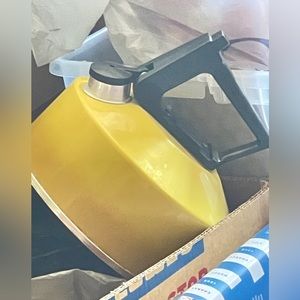Mid Century Mirro Whistling 2 1/2 QT Yellow Aluminum Trigger Top Tea Kettle USA